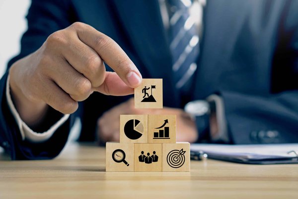 Quels indicateurs de performance clés (KPIs) sont cruciaux pour le suivi de l'efficacité d'un service client externalisé ?